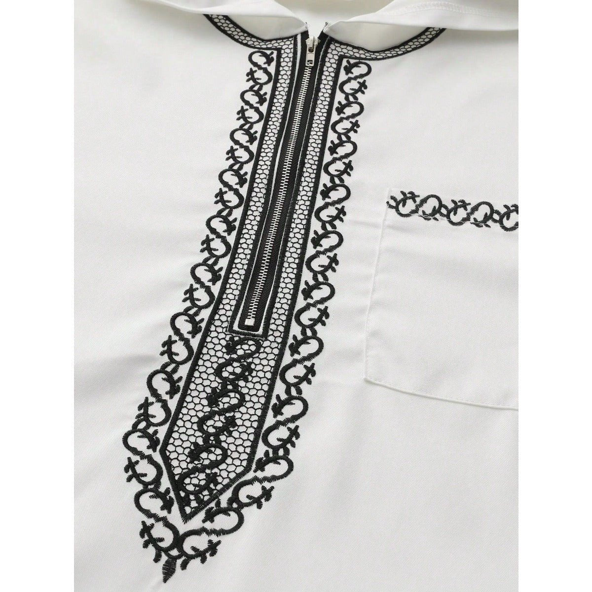 Thobe Robe pour Homme Premium avec Capuche, Coupe Ample de Luxe, Broderie et Calligraphie Islamique, Fermeture Zippée (MT024)