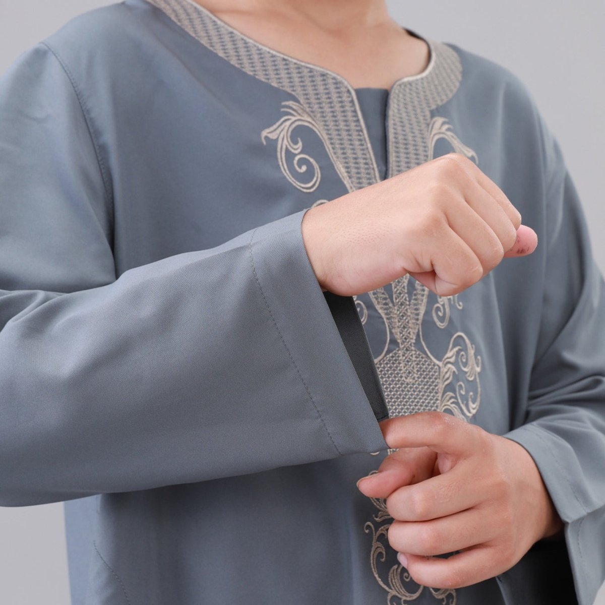 Qamis brodé pour garçons avec poches latérales (MKB035)