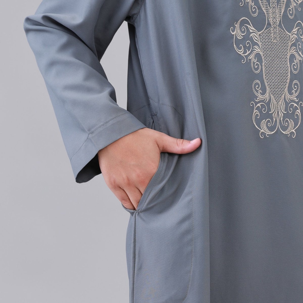 Qamis brodé pour garçons avec poches latérales (MKB035)
