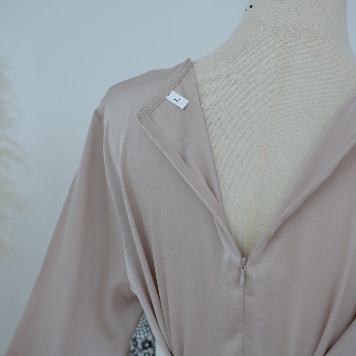 Robe Maxi en Satin avec Empiècement en Dentelle et Cape Fixe (MS438)