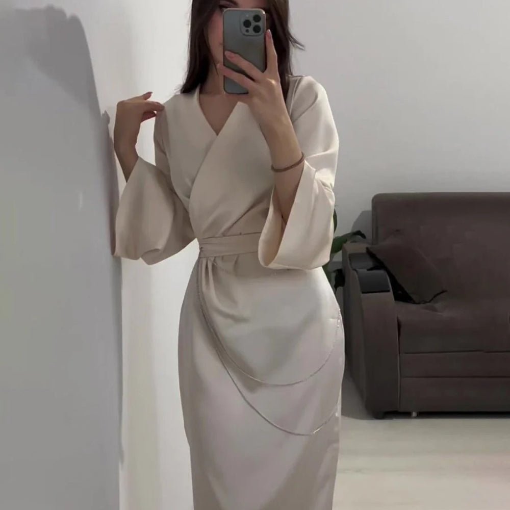 Robe Abaya Maxi Élégante en Satin avec Chaînes de Taille, Col en V, Manches Longues, Couleur Unie (MA204)