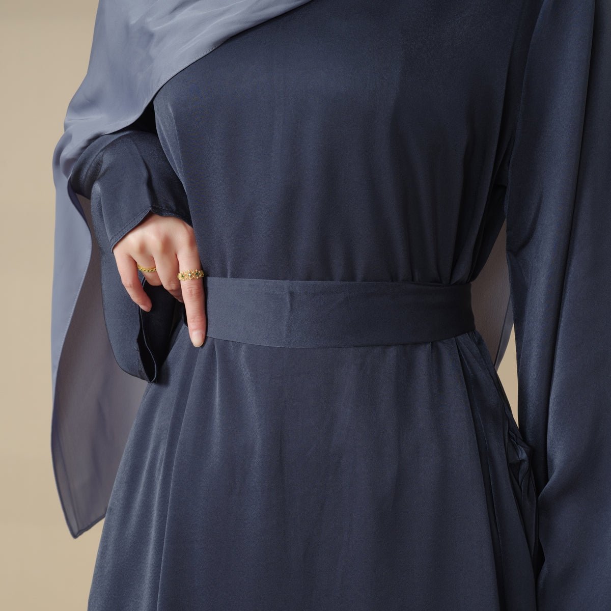 Abaya en satin unie à double poche et boutons dissimulés (MA030)