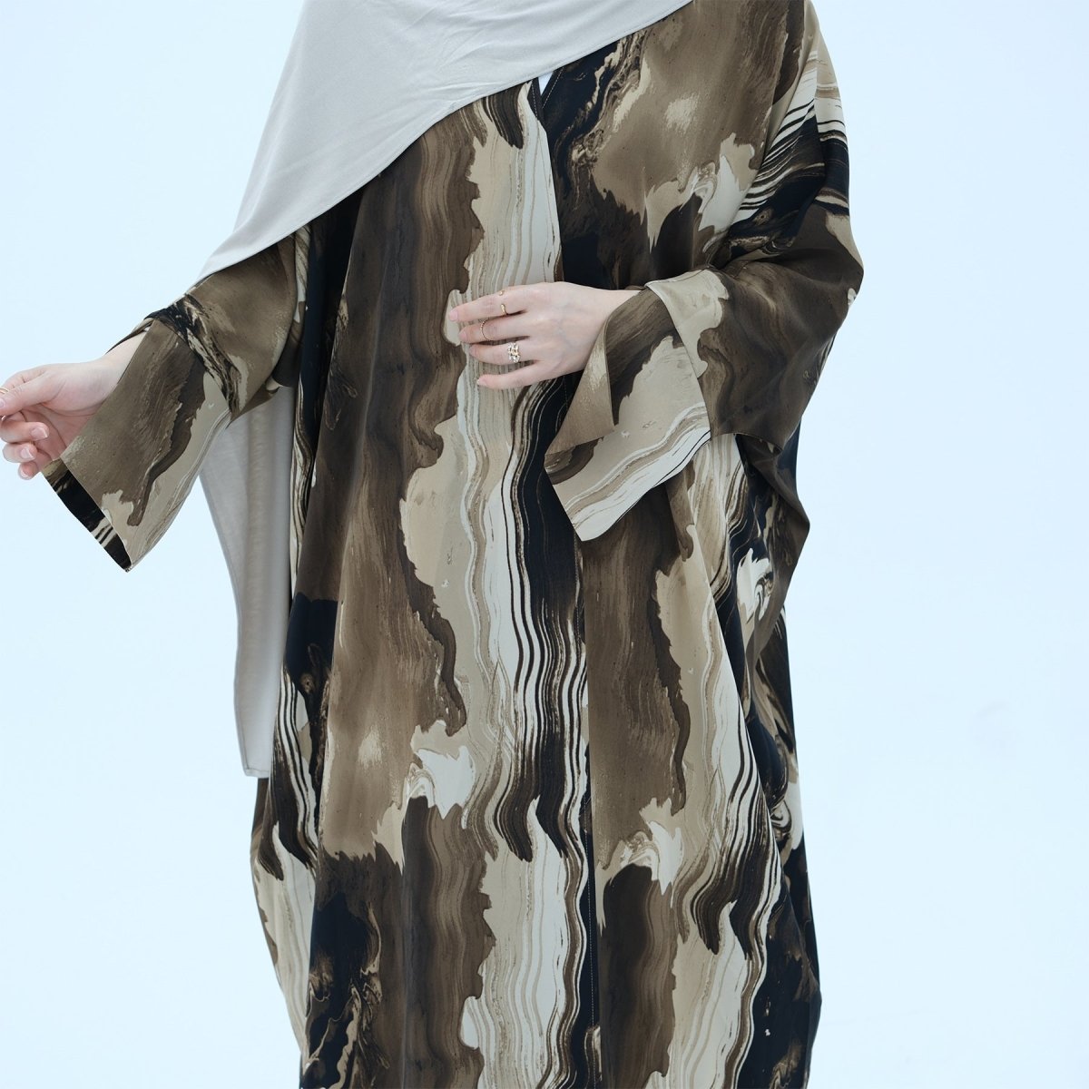 Cardigan Abaya imprimé élégant, motifs floraux géométriques artistiques, mode islamique modeste (MOA154)