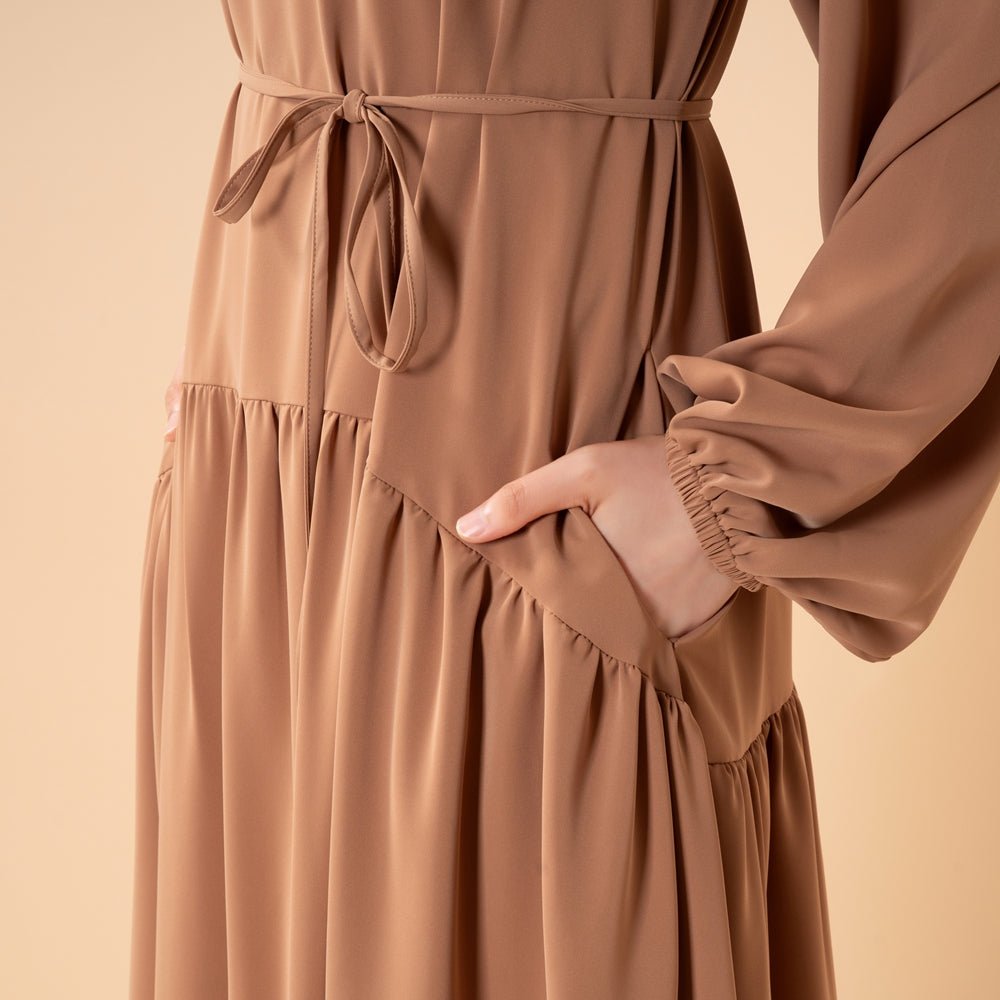 Robe maxi plissée coupe décontractée avec finition volantée et ceinture nouée (MA424)
