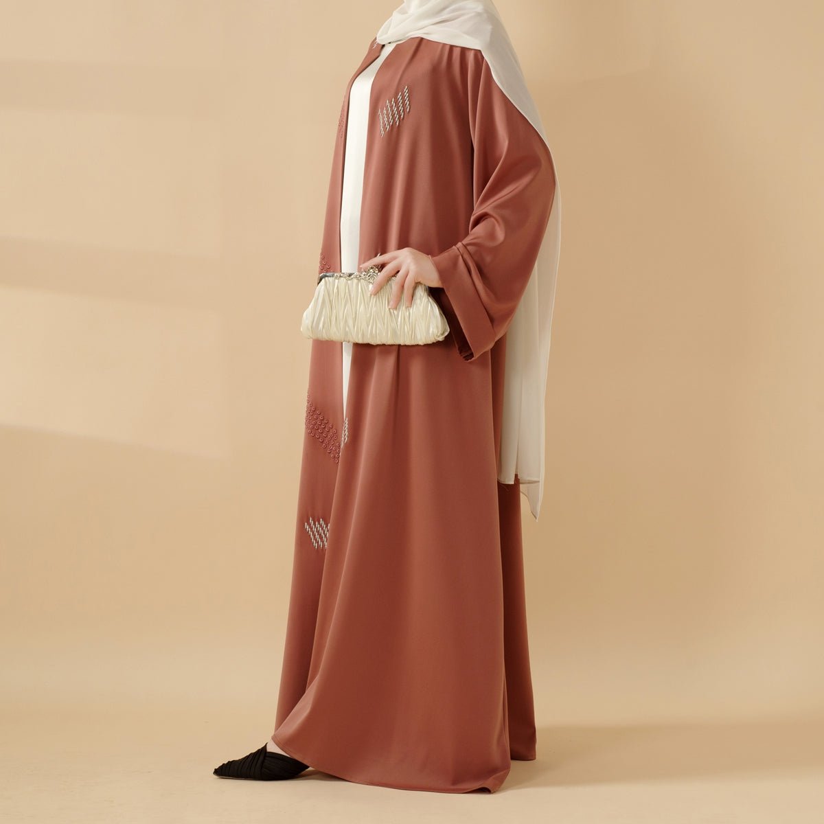 Abaya avec broderie 3D et perles géométriques. Abaya ouverte avec broderie 3D (MOA085)