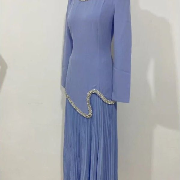 Robe Abaya Plissée Élégante avec Col et Taille Ornés de Diamants | Robe Maxi Musulmane Modeste avec Détail de Bride au Dos (MA294)
