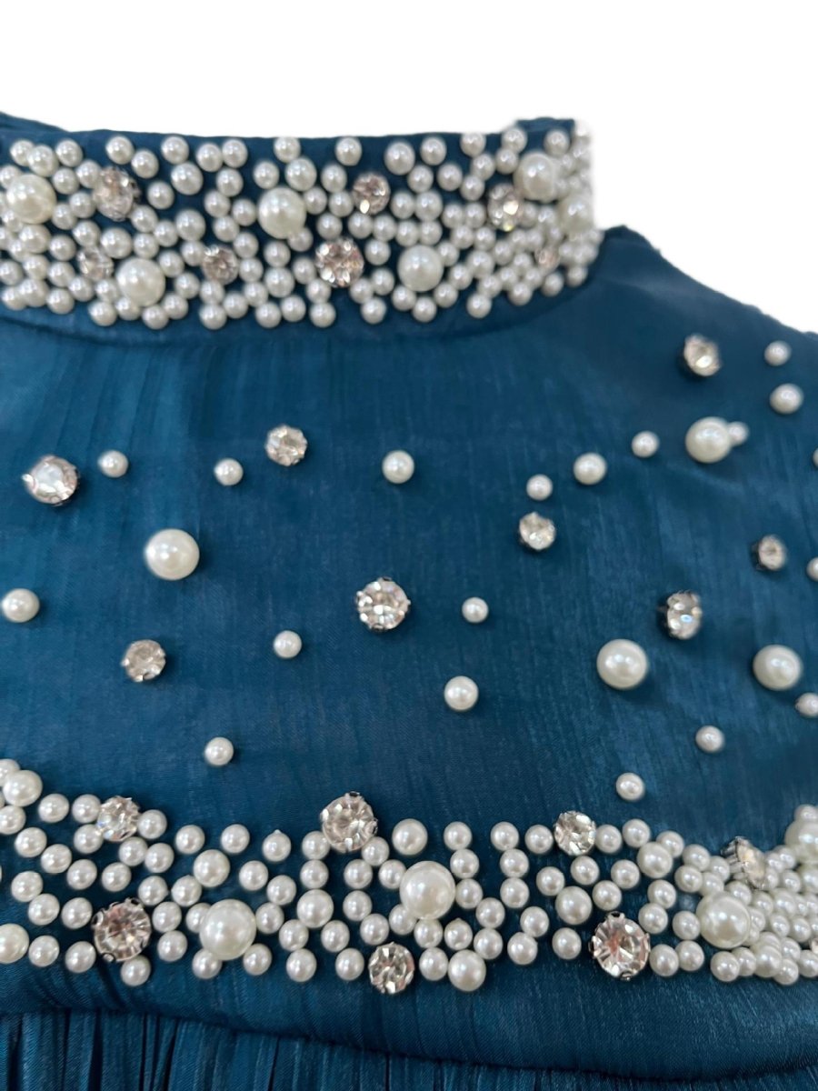 Robe longue plissée en mousseline perlée de perles et cristaux (MA441)