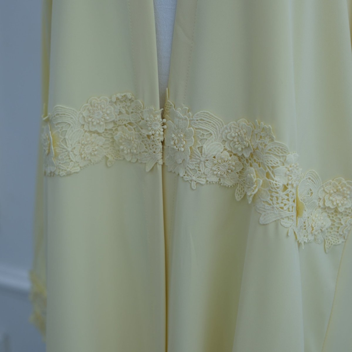Abaya ouverte à bordure de dentelle florale 3D (MOA336)