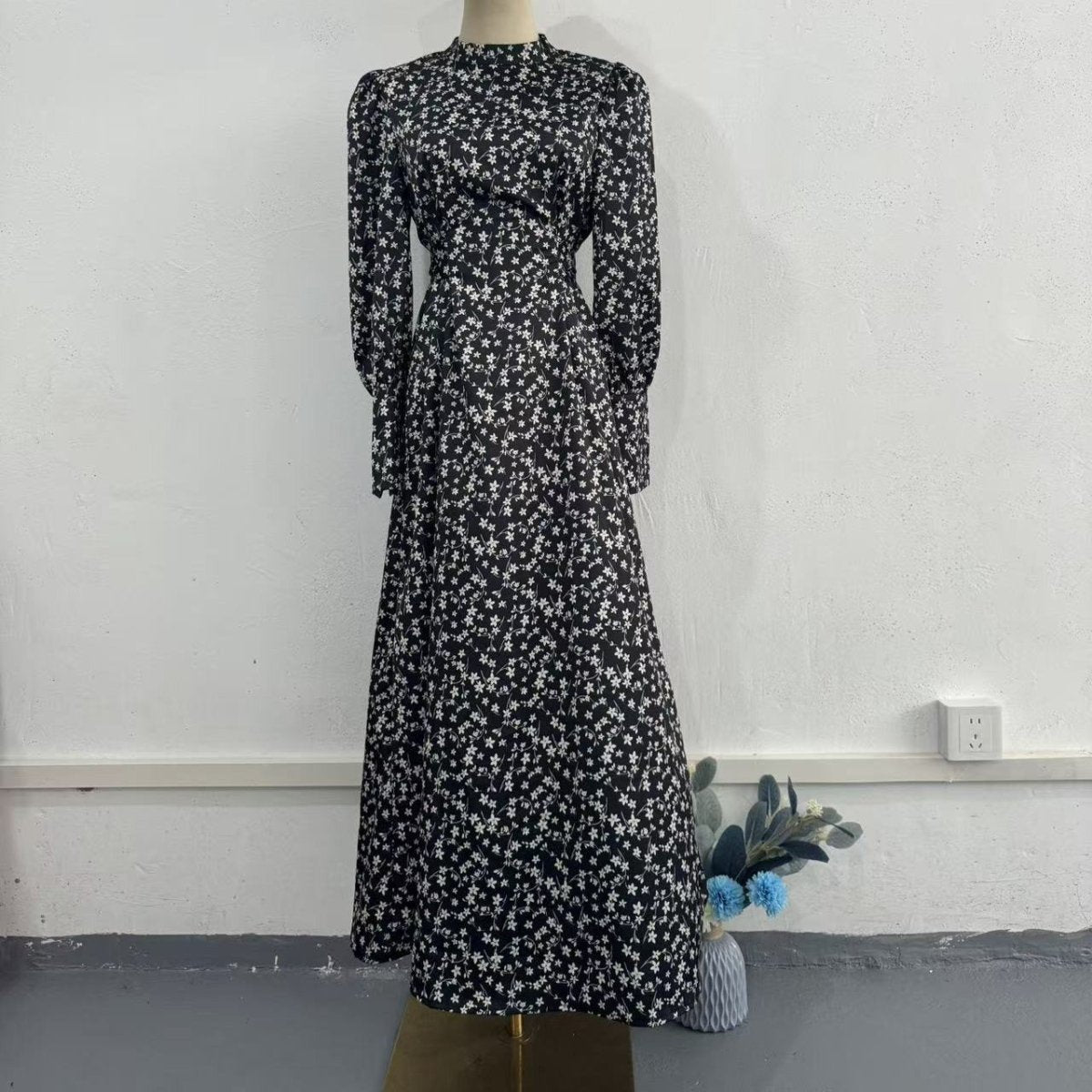 Robe Maxi en Satin Fleuri Printanier | Robe à Col Montant et Manches Bouffantes avec Ceinture Ajustable - Imprimé Botanique Bleu et Blanc (MA236)