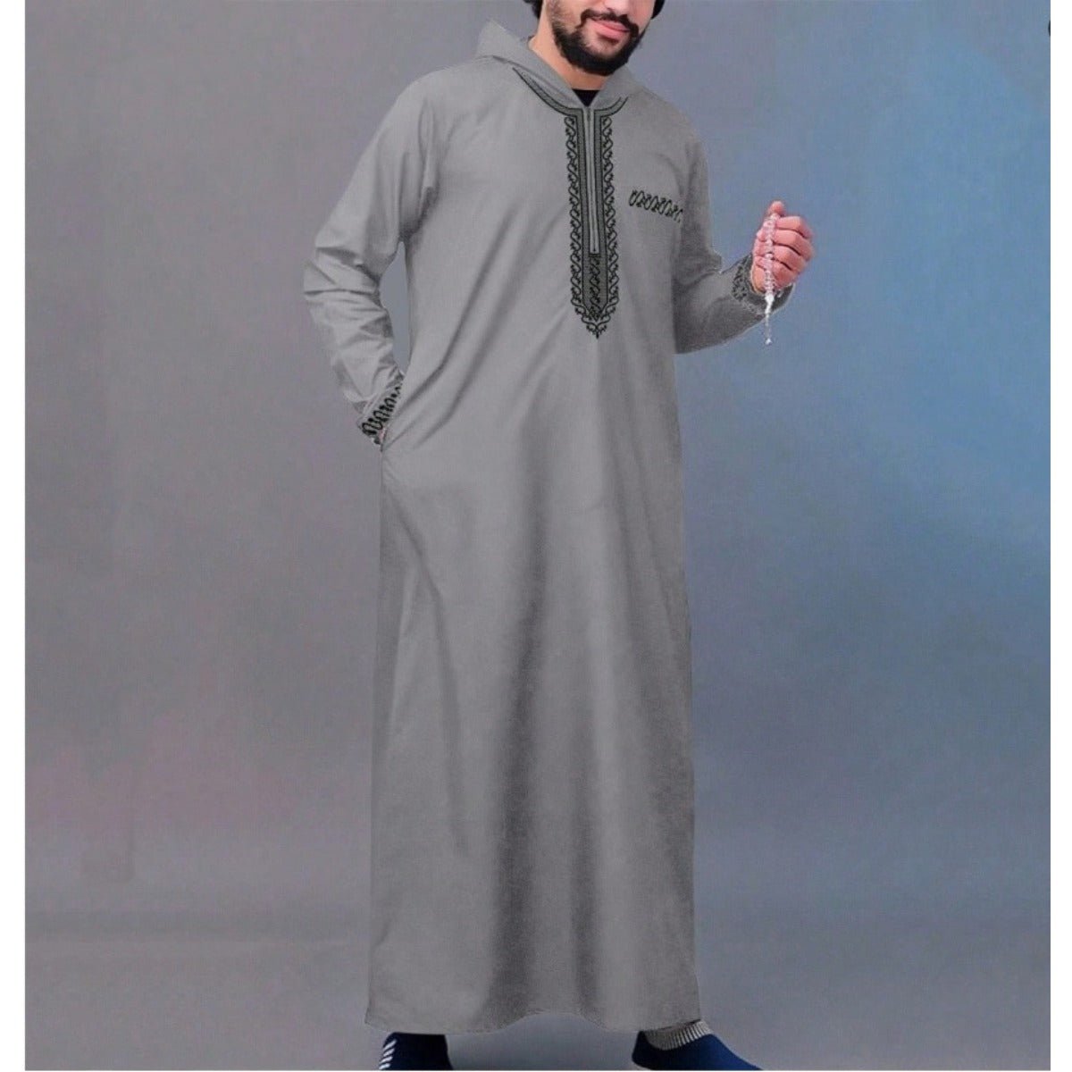 Thobe Robe pour Homme Premium avec Capuche, Coupe Ample de Luxe, Broderie et Calligraphie Islamique, Fermeture Zippée (MT024)