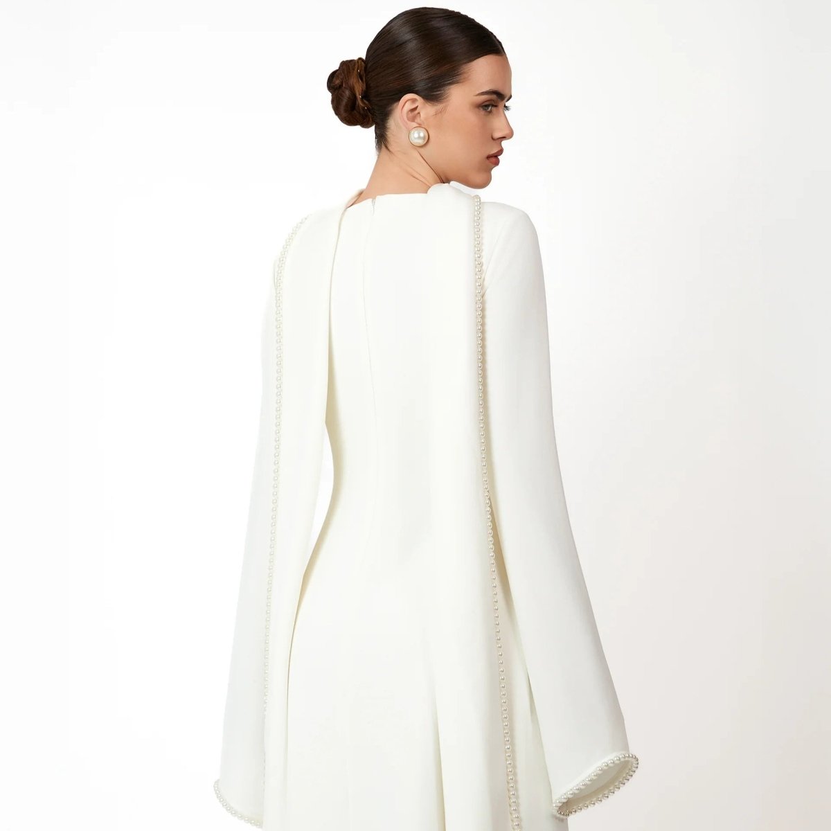 Robe de soirée élégante à manches cape ornée de perles (UKMA337)