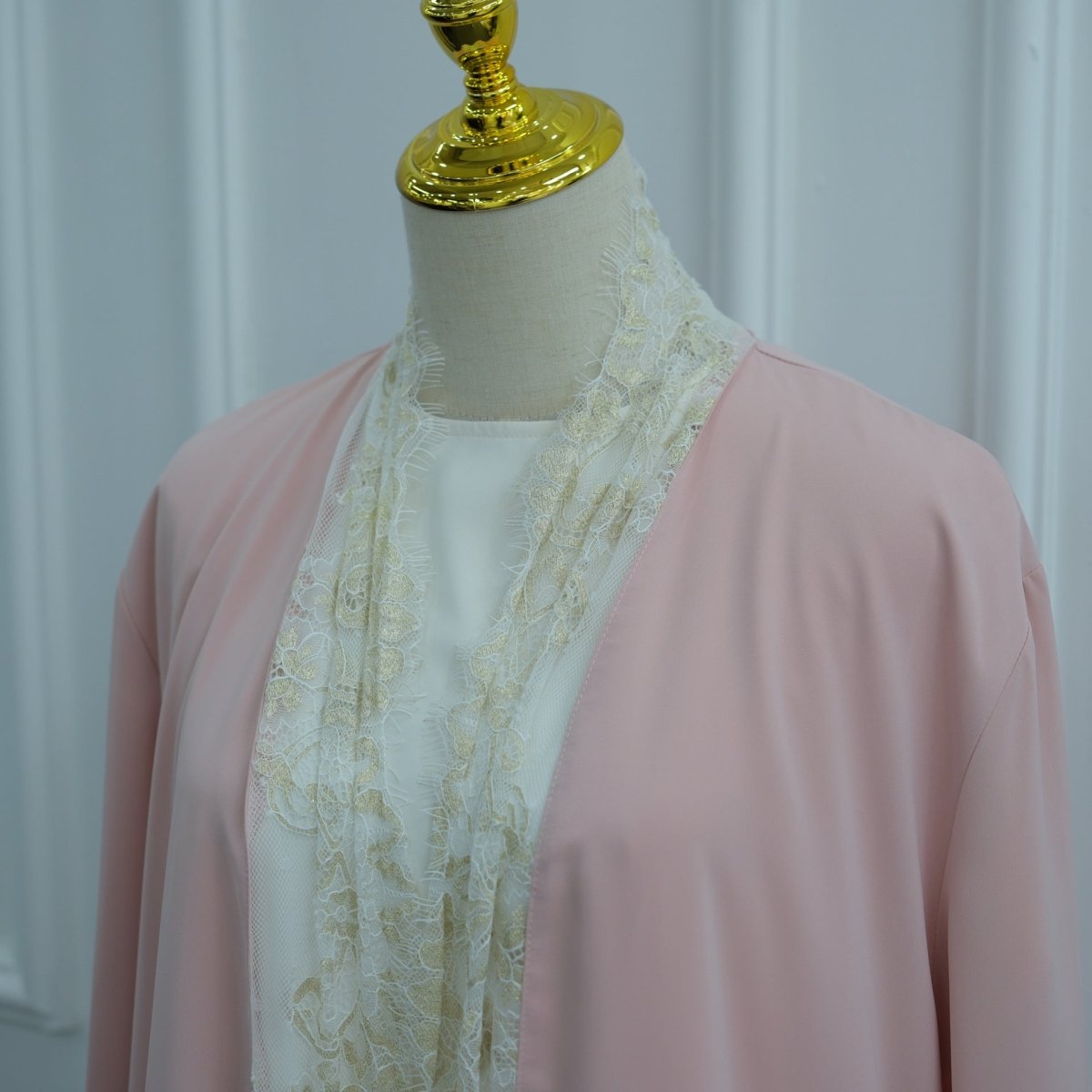 Abaya ouverte à manches évasées avec panneaux en dentelle et poches (MOA332)