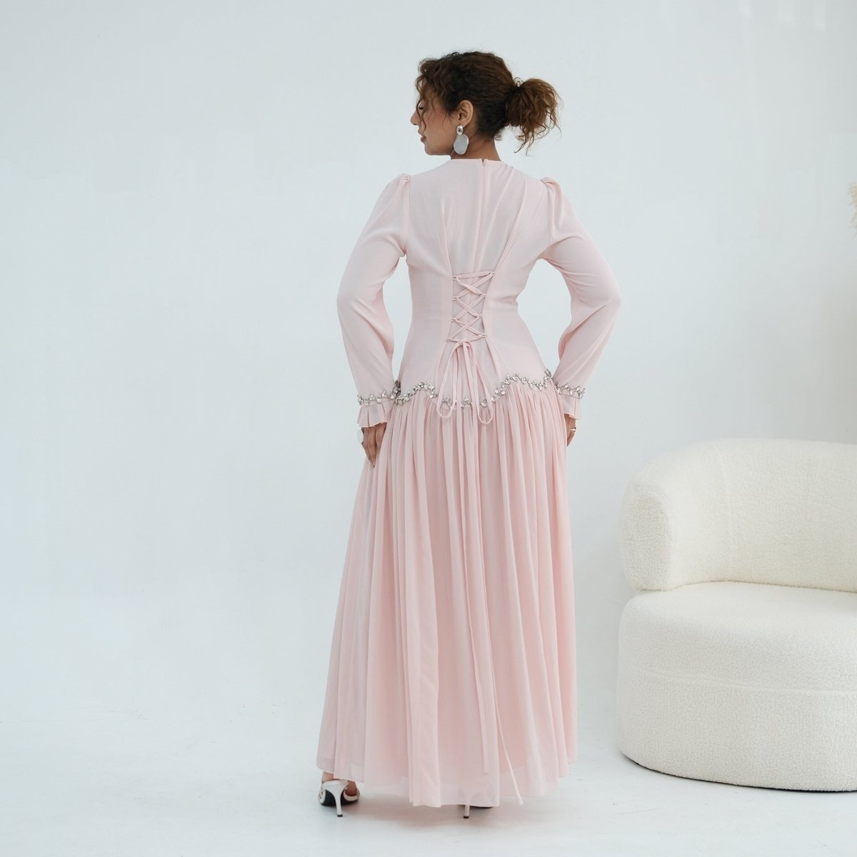 Robe Longue à Manches Volantées Ornées de Cristaux (MS458)