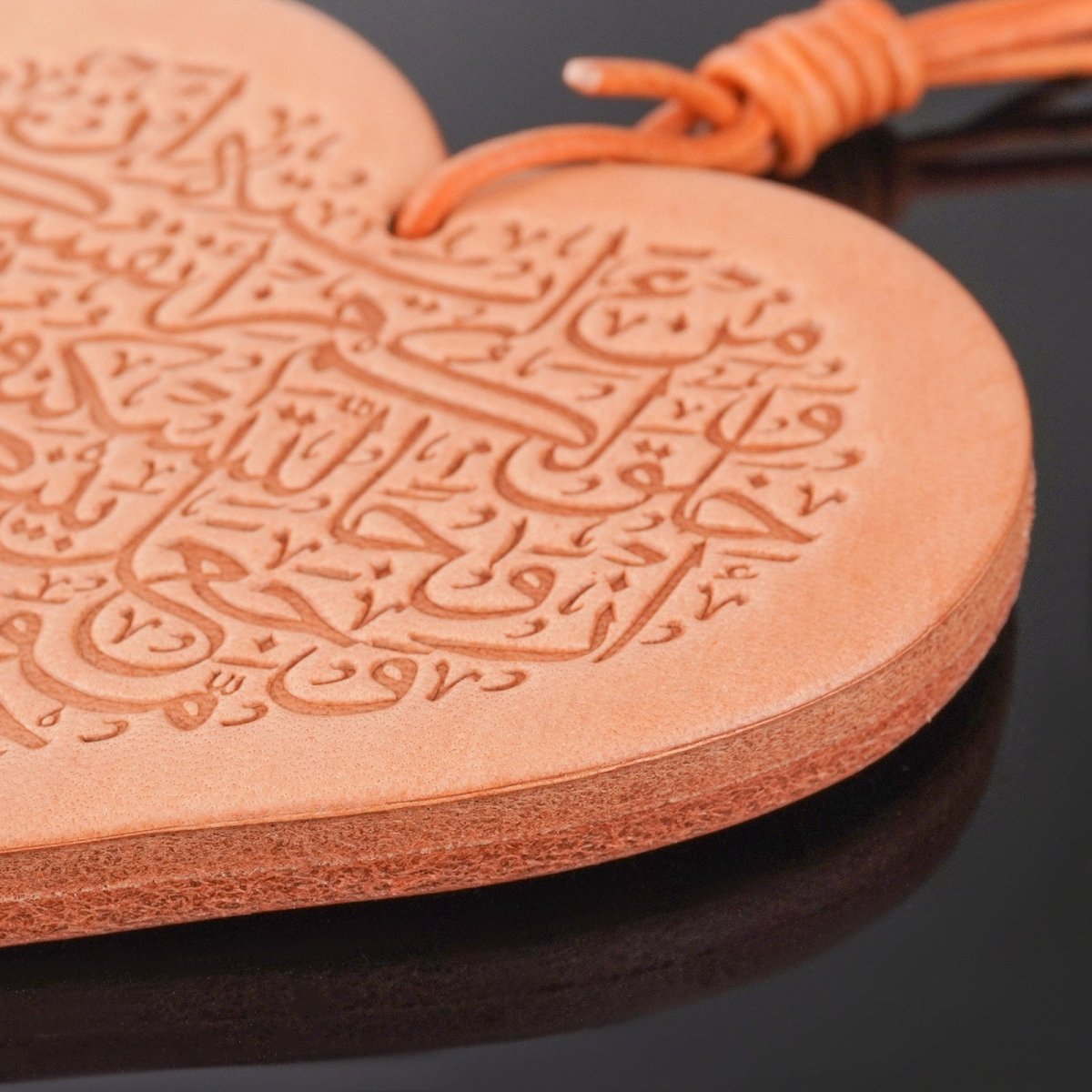 Suspension de rétroviseur islamique artisanale | Ornement de voiture islamique en cuir premium avec motif géométrique (MAC260)