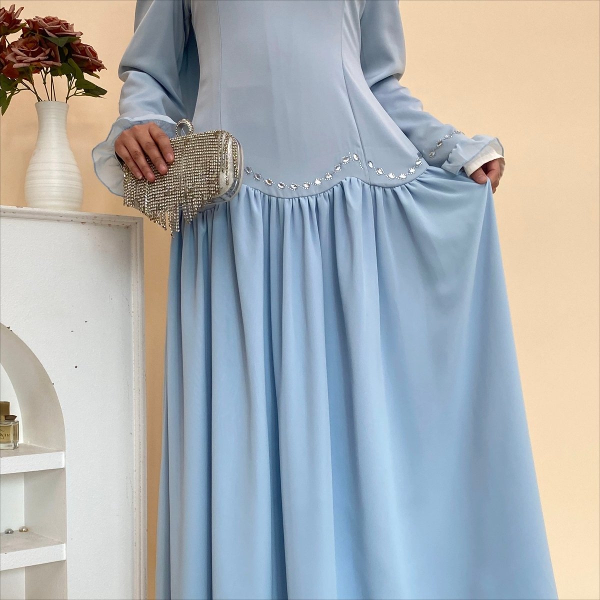 Robe avec chaîne de taille en cristal et manchettes à volants (MS306)