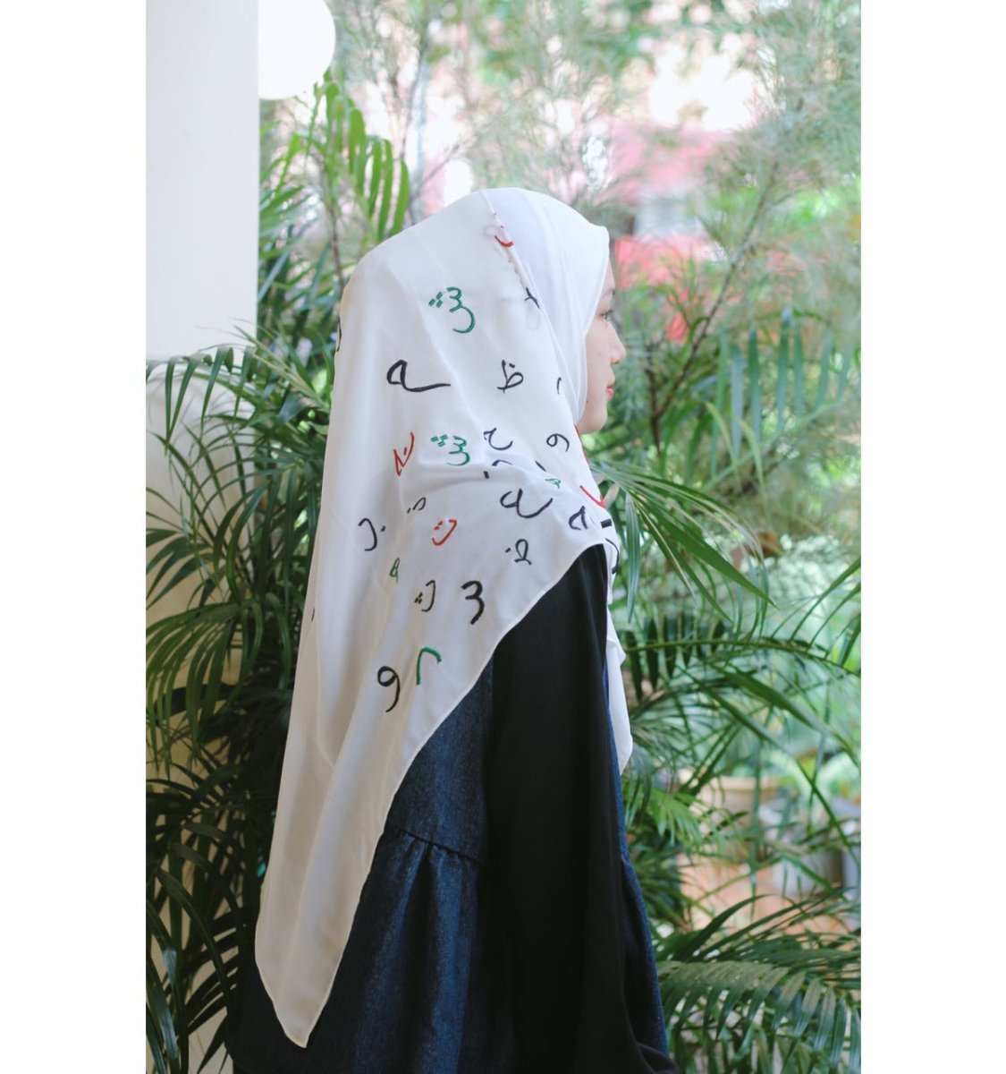 Hijab en mousseline Free Palestine – Foulard engagé avec motif de lettres arabes (UKMH107)