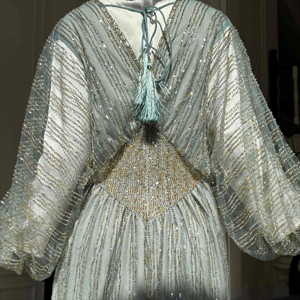 Abaya élégante ornée de cristaux à taille marquée (MA391)
