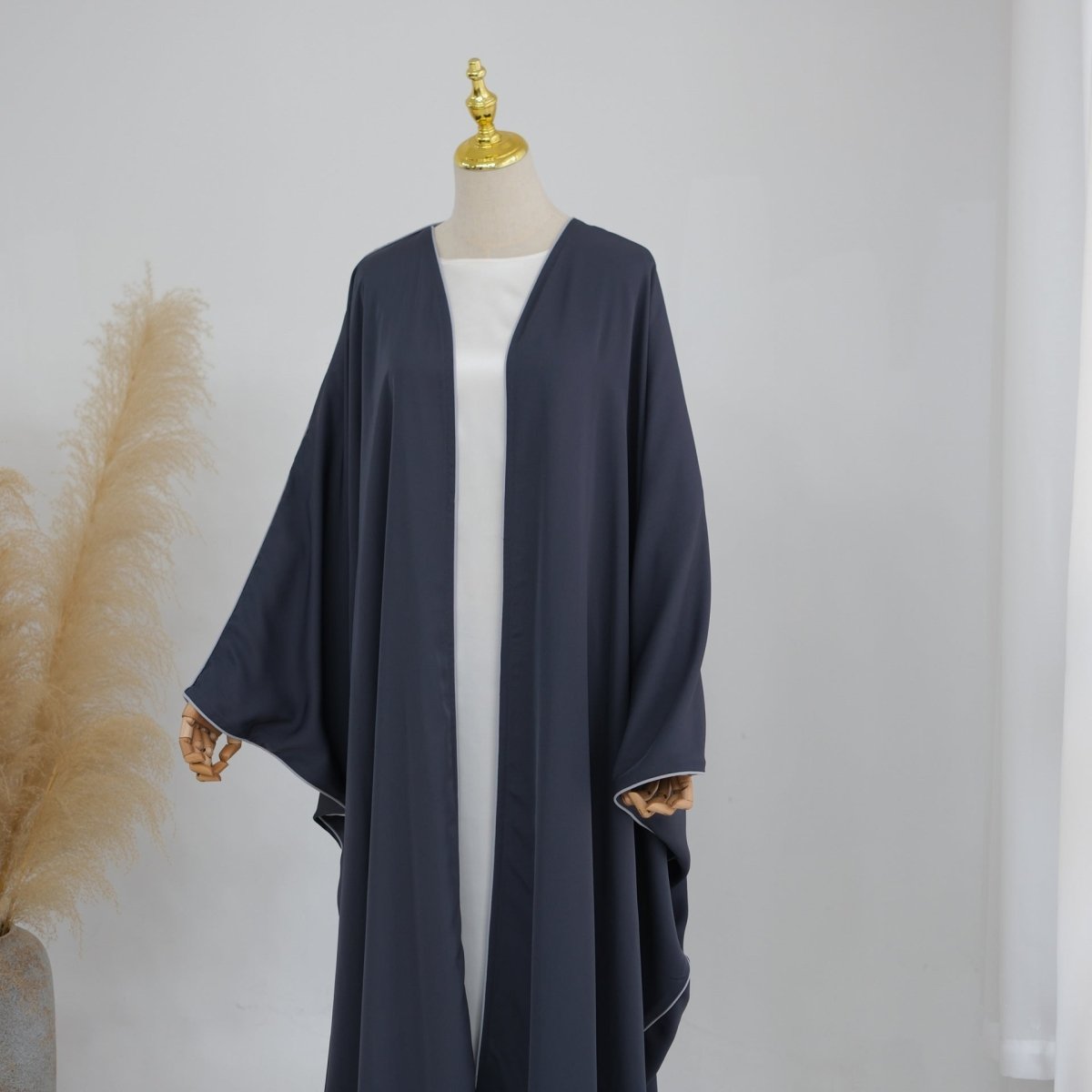 Abaya ouverte manches chauve-souris avec liseré contrastant (MOA325)
