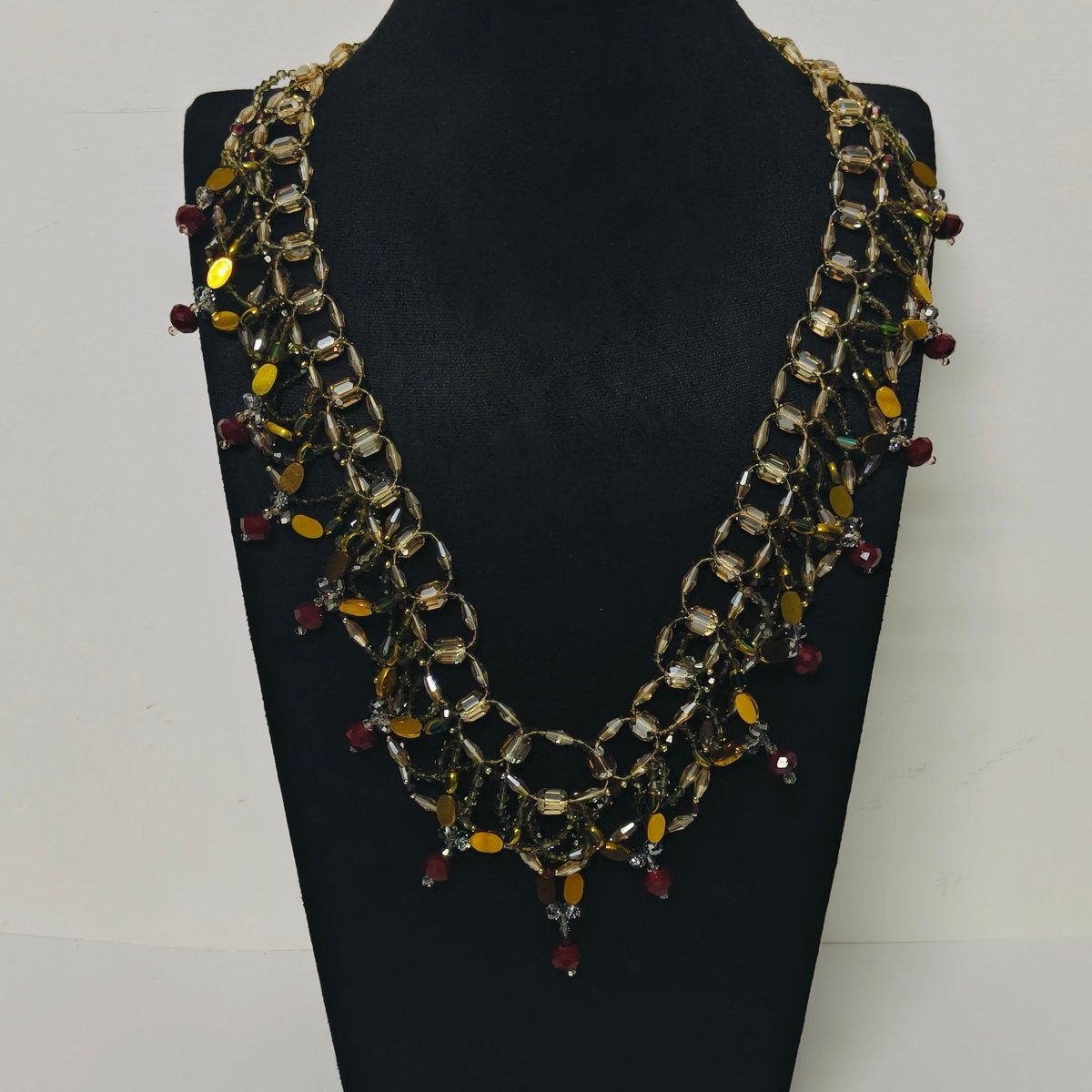 Collier de perles tissé à la main | Ras-de-cou en perles de verre et perles de coquillage | Collier en perles de rocaille au motif complexe (MAC343)