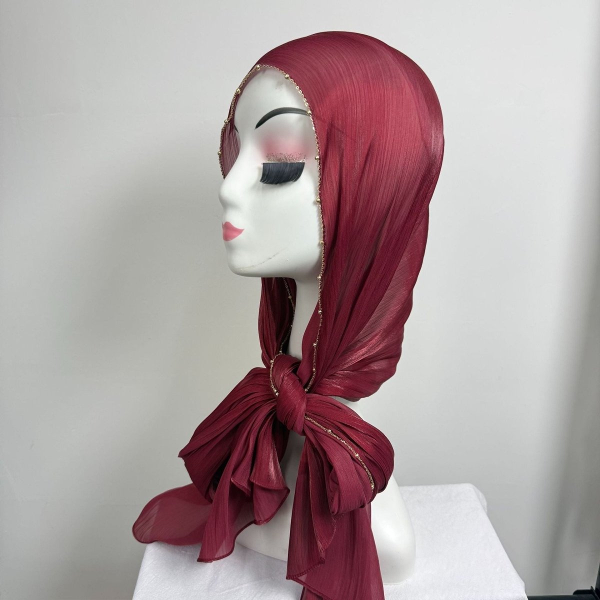 Hijab en satin froissé avec bordure perlée et chaîne dorée (MH238)