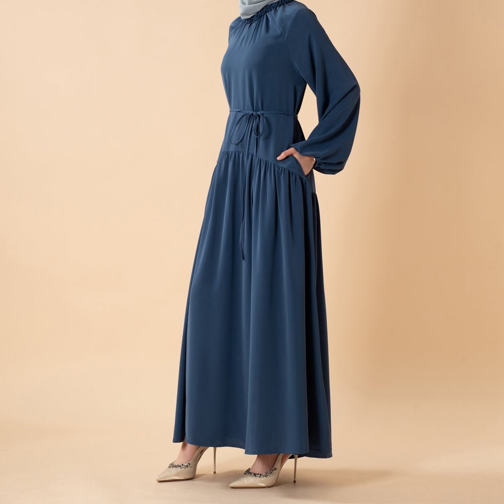 Robe maxi plissée coupe décontractée avec finition volantée et ceinture nouée (MA424)