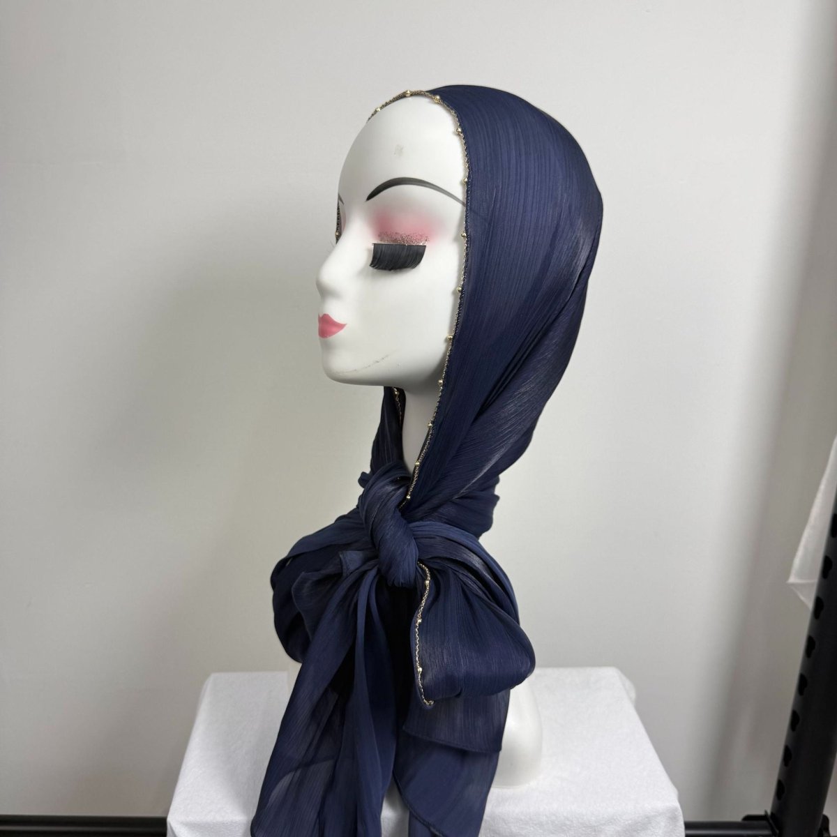 Hijab en satin froissé avec bordure perlée et chaîne dorée (MH238)