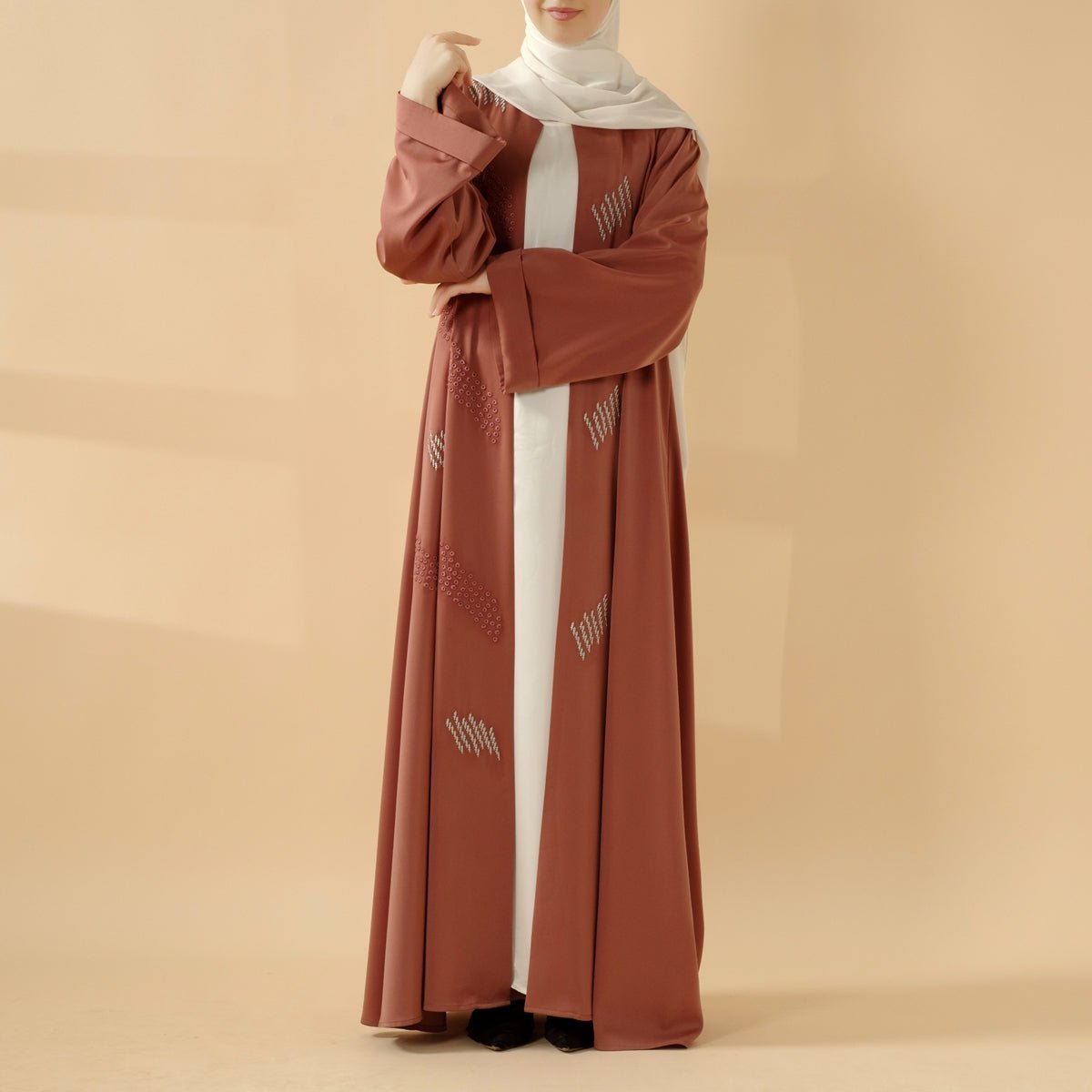 Abaya avec broderie 3D et perles géométriques. Abaya ouverte avec broderie 3D (MOA085)
