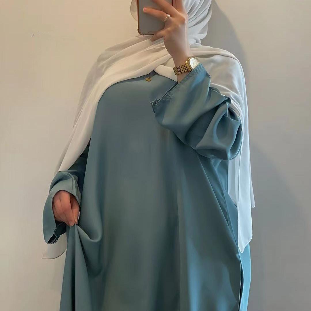 Abaya en satin unie à double poche et boutons dissimulés (MA030)