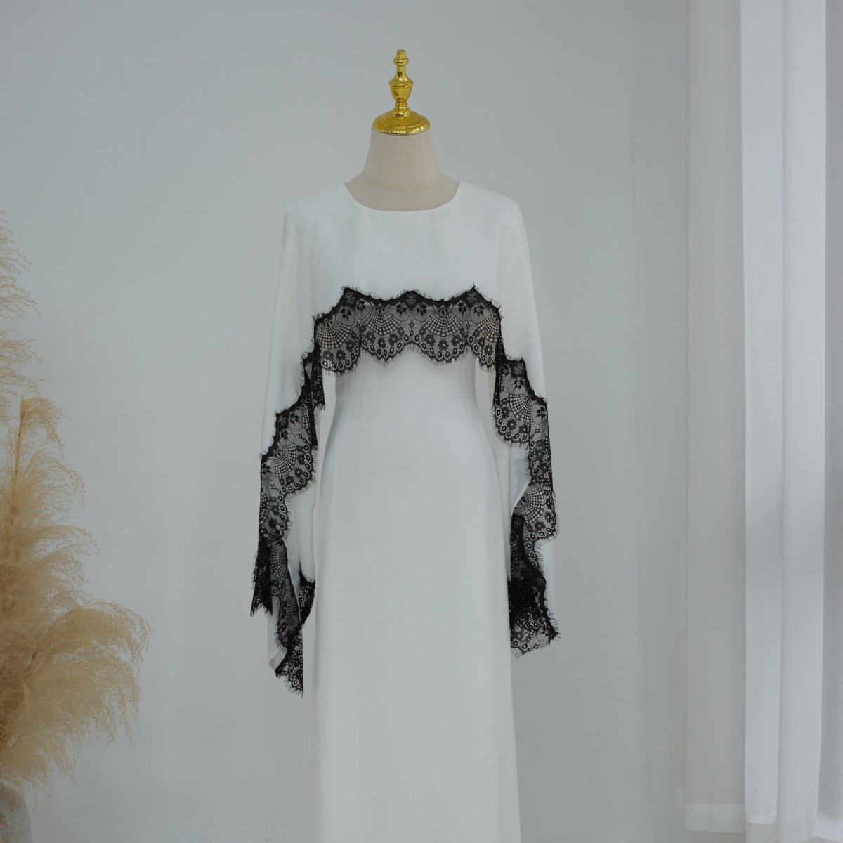Robe Maxi en Satin avec Empiècement en Dentelle et Cape Fixe (MS438)
