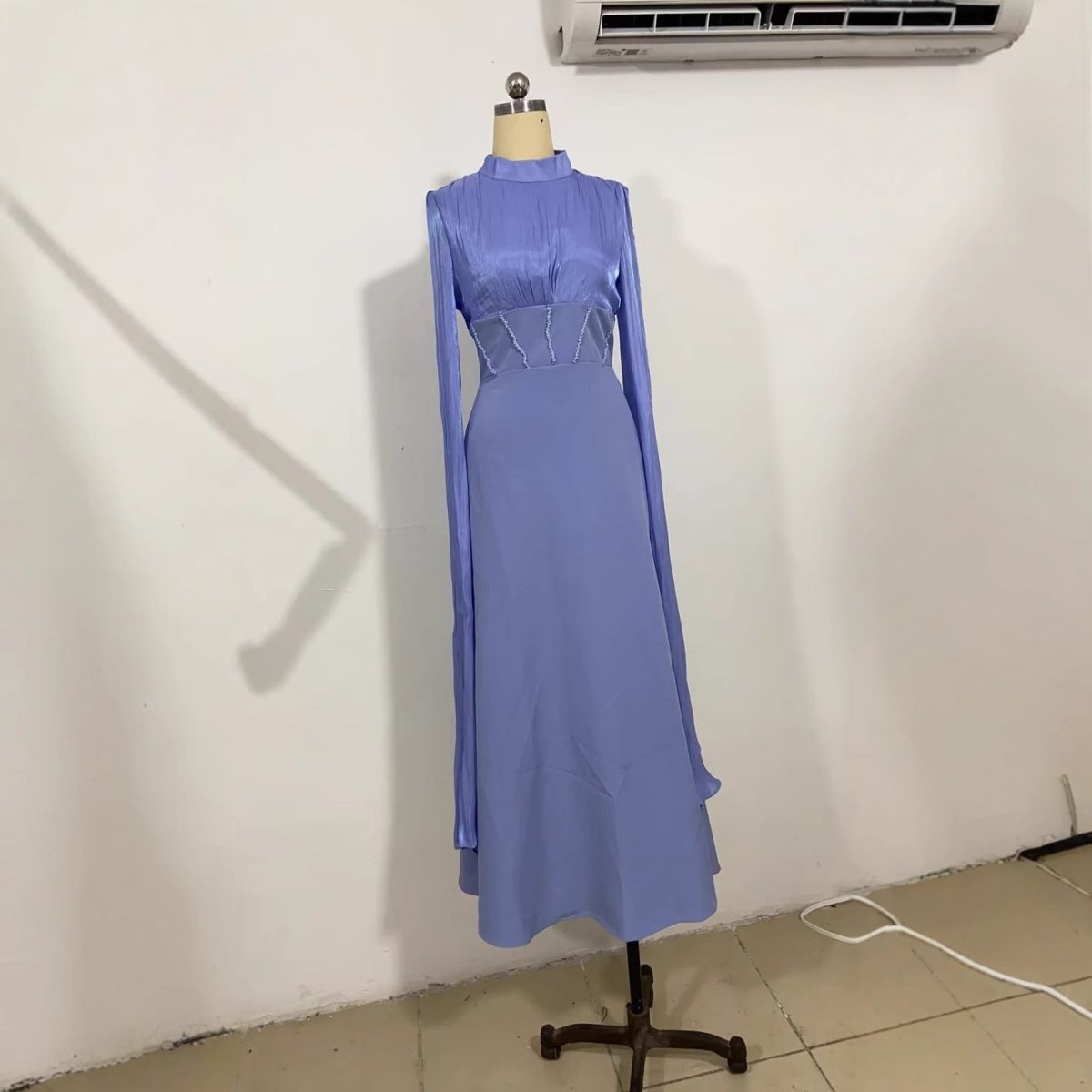 Robe Abaya élégante en satin de soie à manches amples | Robe longue modeste taille haute avec détail de bretelle dos (MA295)