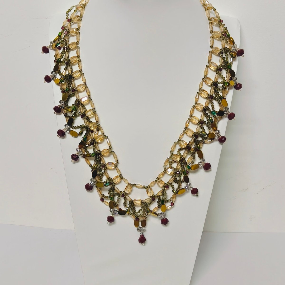 Collier de perles tissé à la main | Ras-de-cou en perles de verre et perles de coquillage | Collier en perles de rocaille au motif complexe (MAC343)