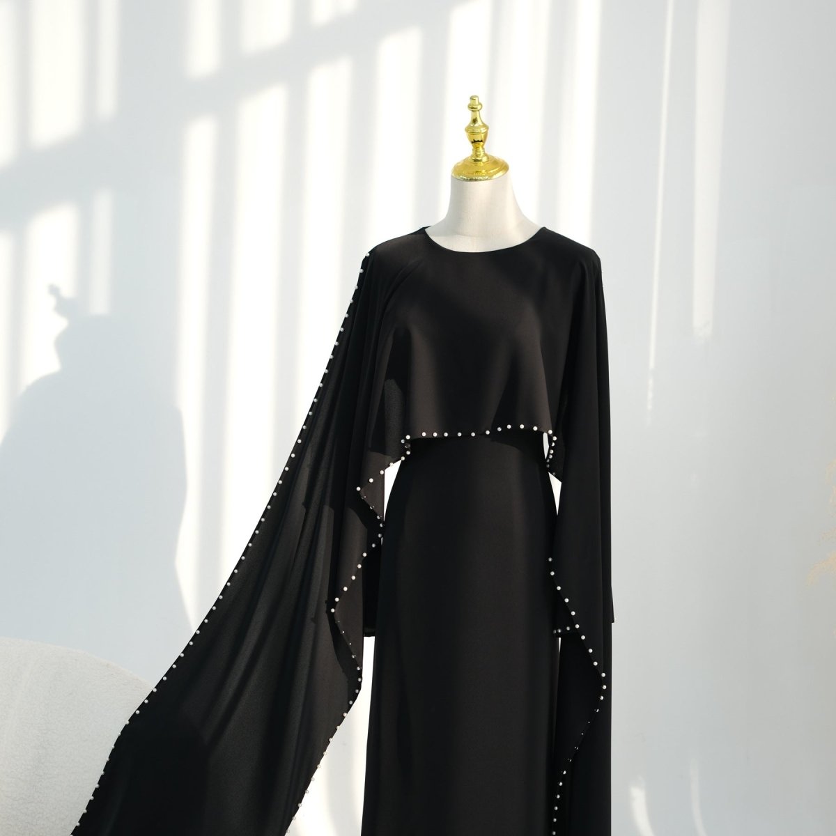 Robe Maxi Nida à Manches Cape et Perles Brodées à la Main (MS439)