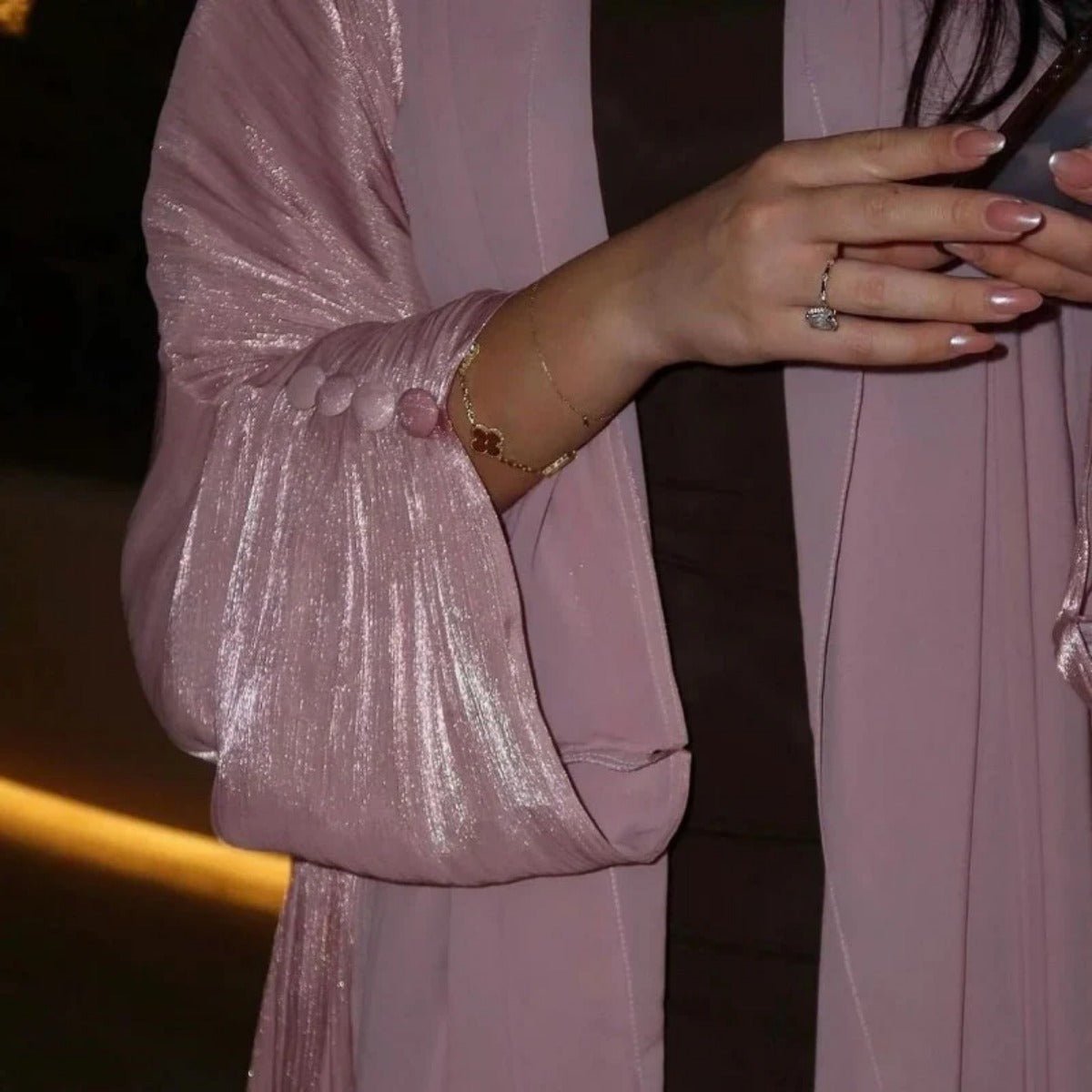 Abaya Ouverte en Satin Brillant | Abaya Brillante à Manches Volantes (MOA141)