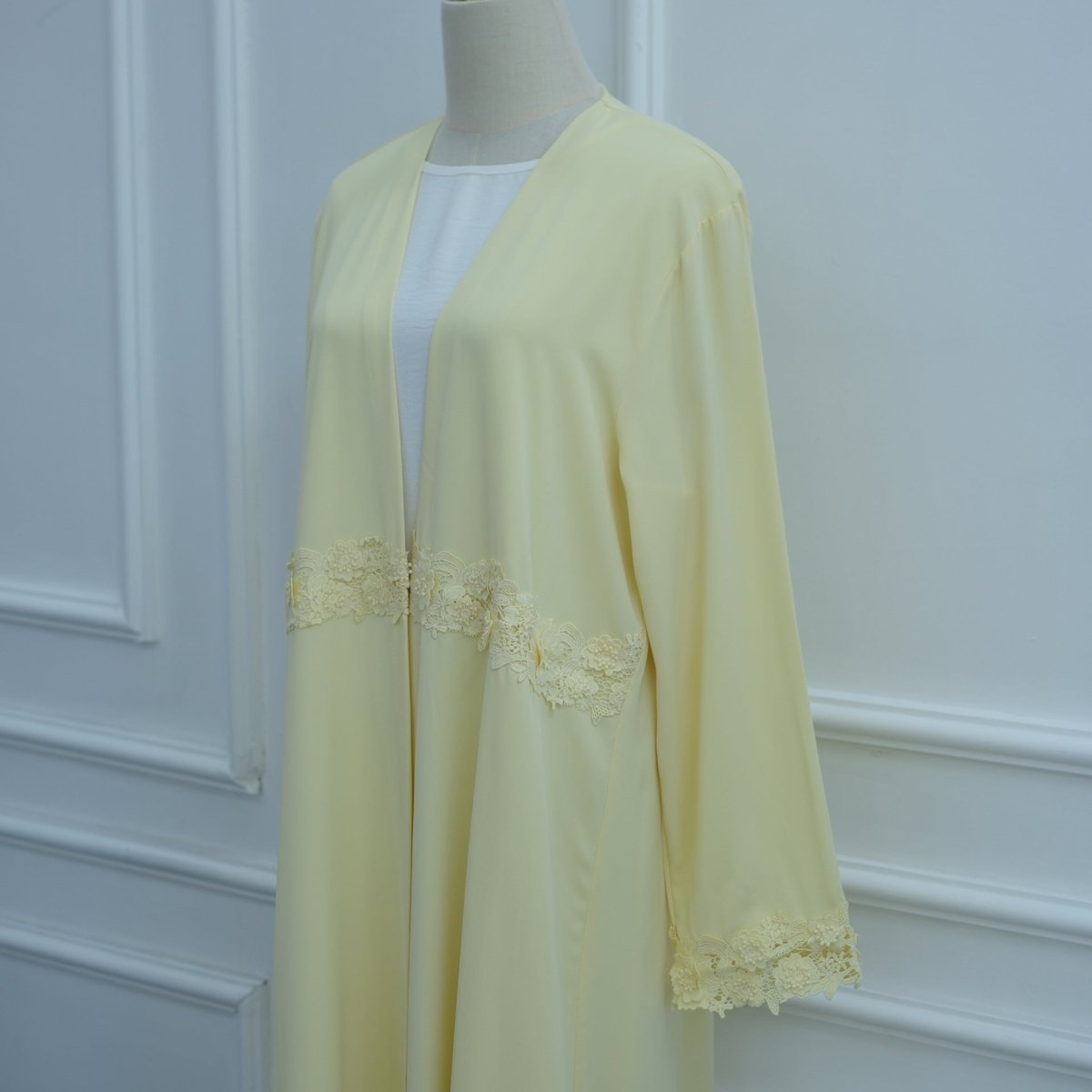 Abaya ouverte à bordure de dentelle florale 3D (MOA336)