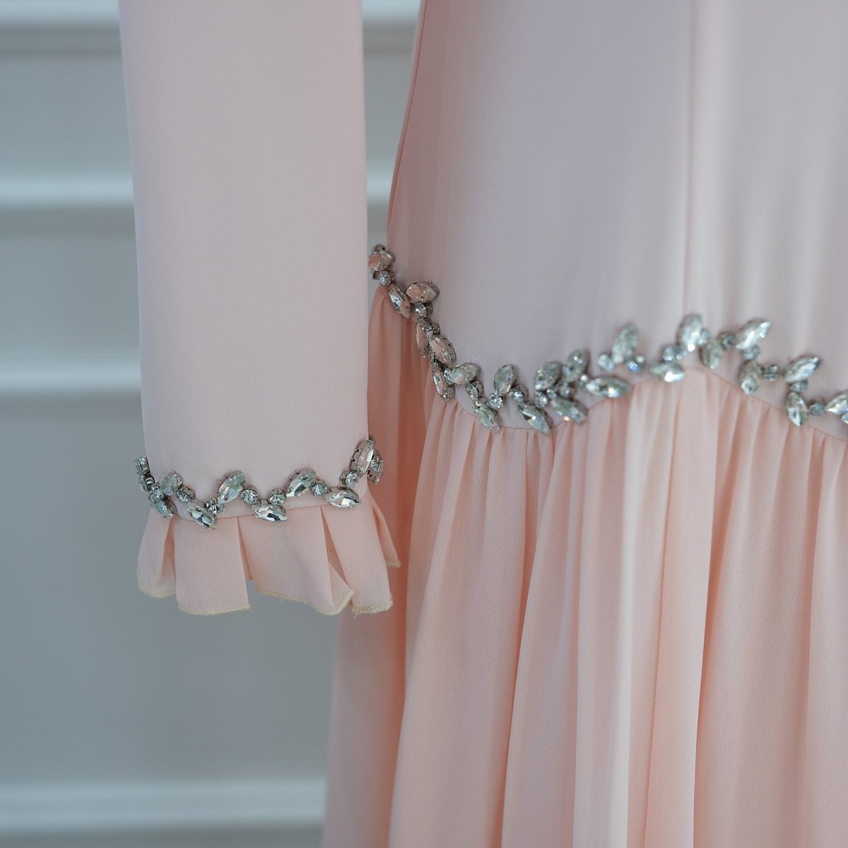 Robe Longue à Manches Volantées Ornées de Cristaux (MS458)