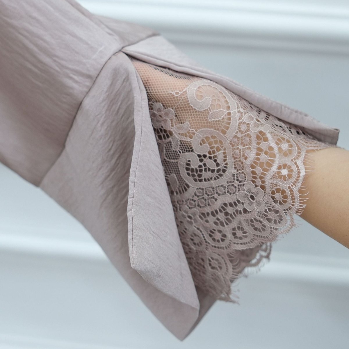 Abaya Ouverte Froissée avec Poignet en Dentelle (MOA328)