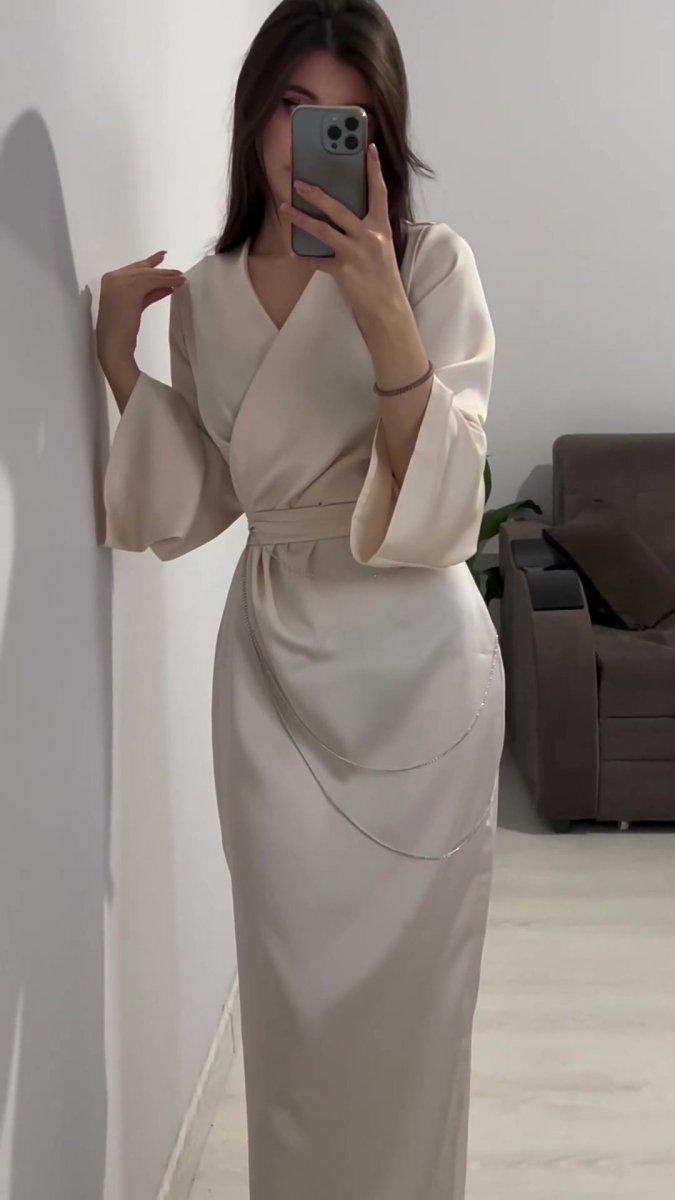 Robe Abaya Maxi Élégante en Satin avec Chaînes de Taille, Col en V, Manches Longues, Couleur Unie (MA204)