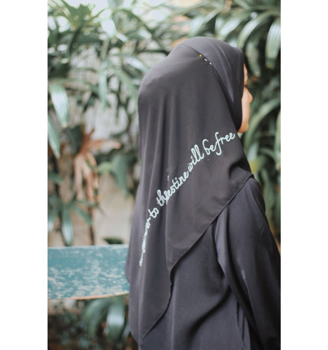 Hijab en mousseline Free Palestine – Foulard engagé avec motif de lettres arabes (UKMH107)