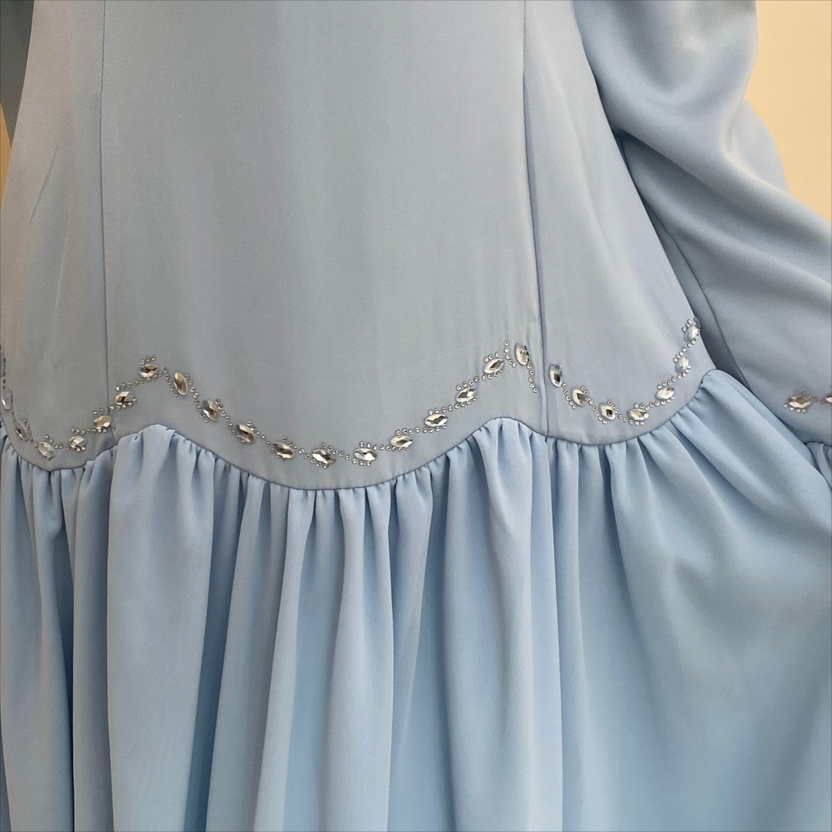 Robe avec chaîne de taille en cristal et manchettes à volants (MS306)
