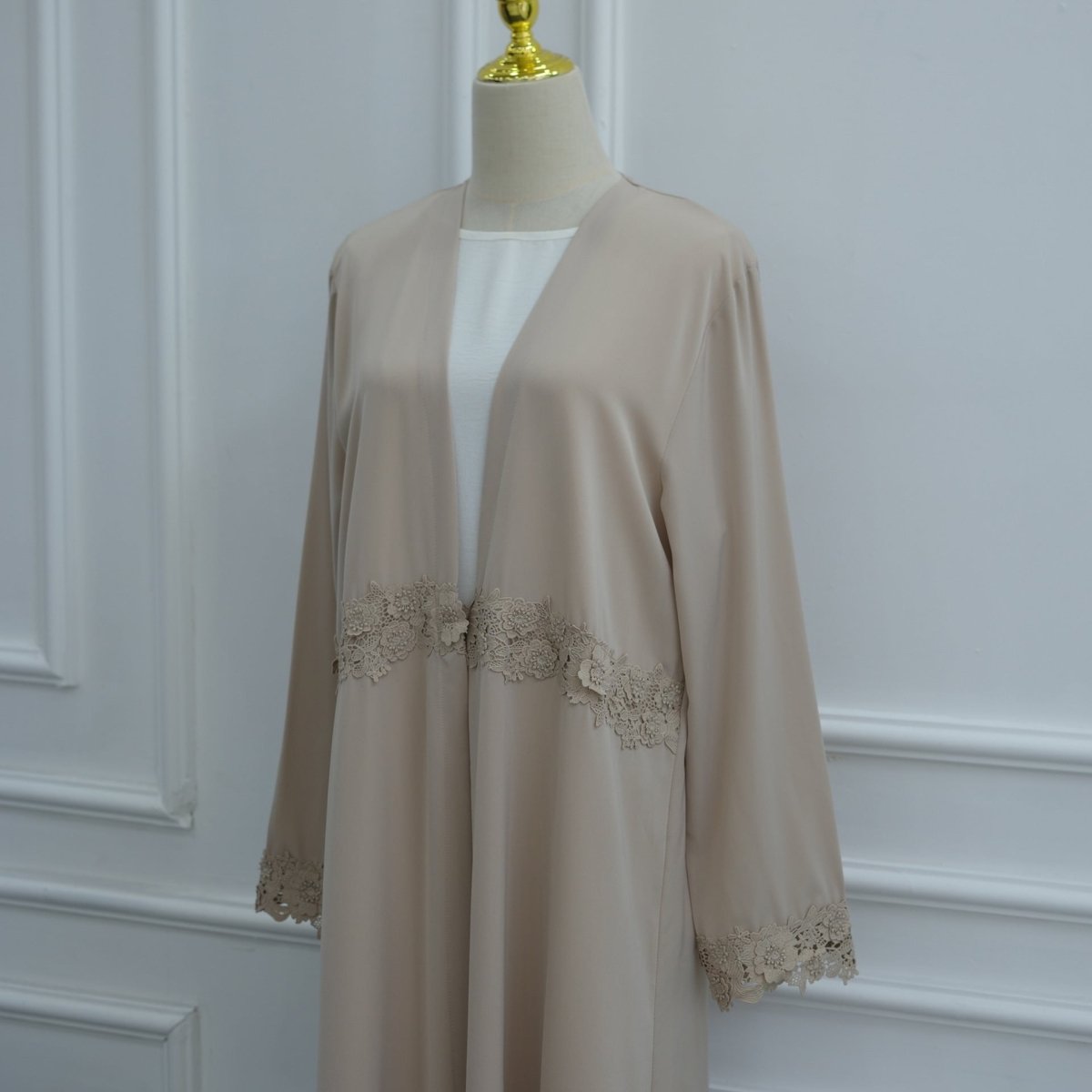Abaya ouverte à bordure de dentelle florale 3D (MOA336)