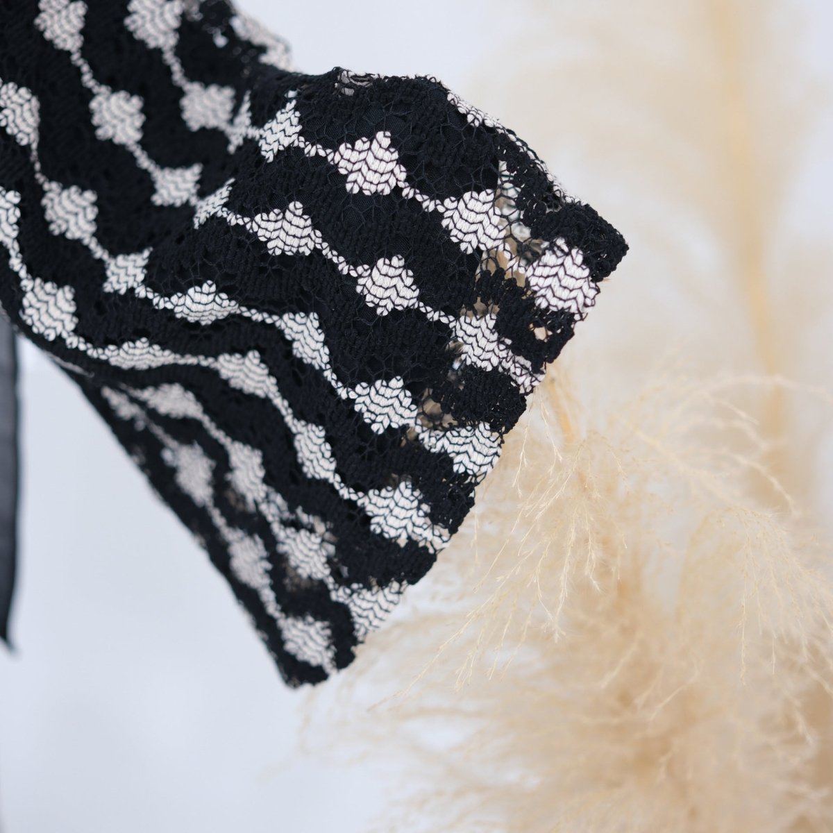 Abaya ouverte en tricot dentelle ajourée (MOA327)