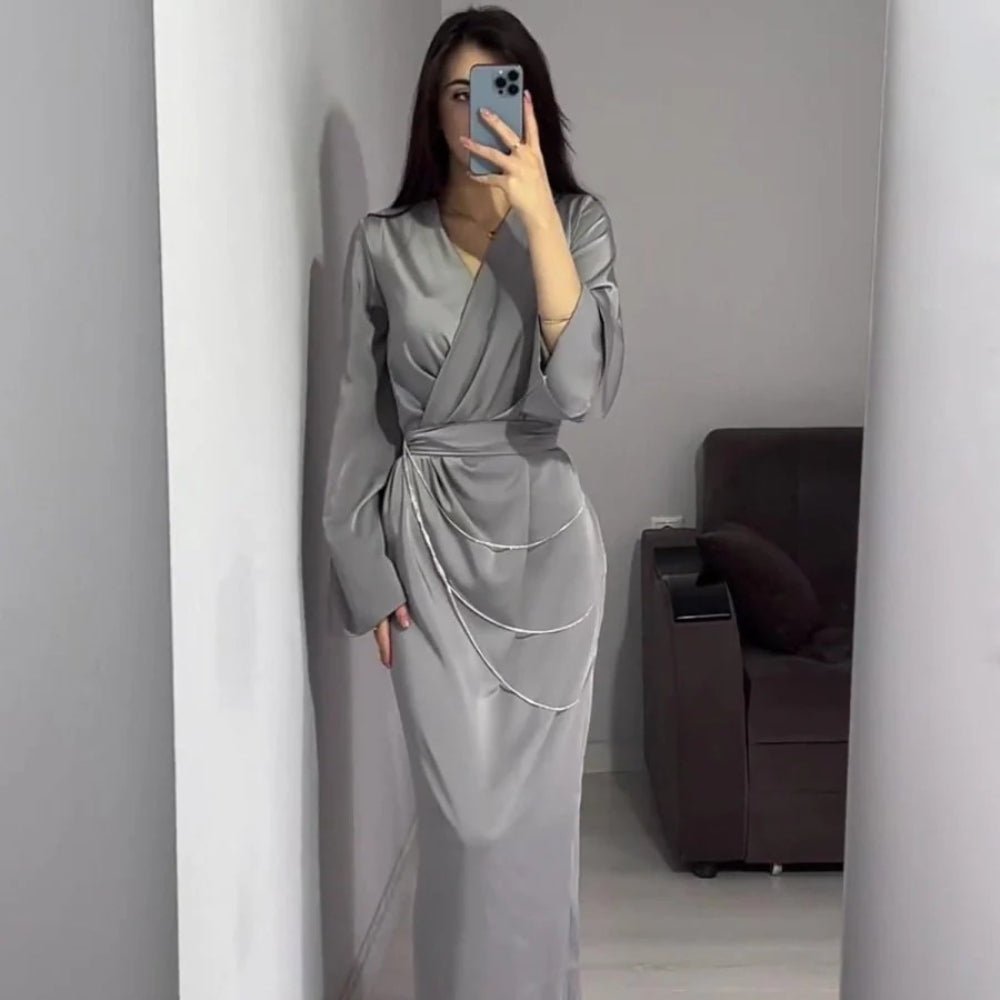 Robe Abaya Maxi Élégante en Satin avec Chaînes de Taille, Col en V, Manches Longues, Couleur Unie (MA204)