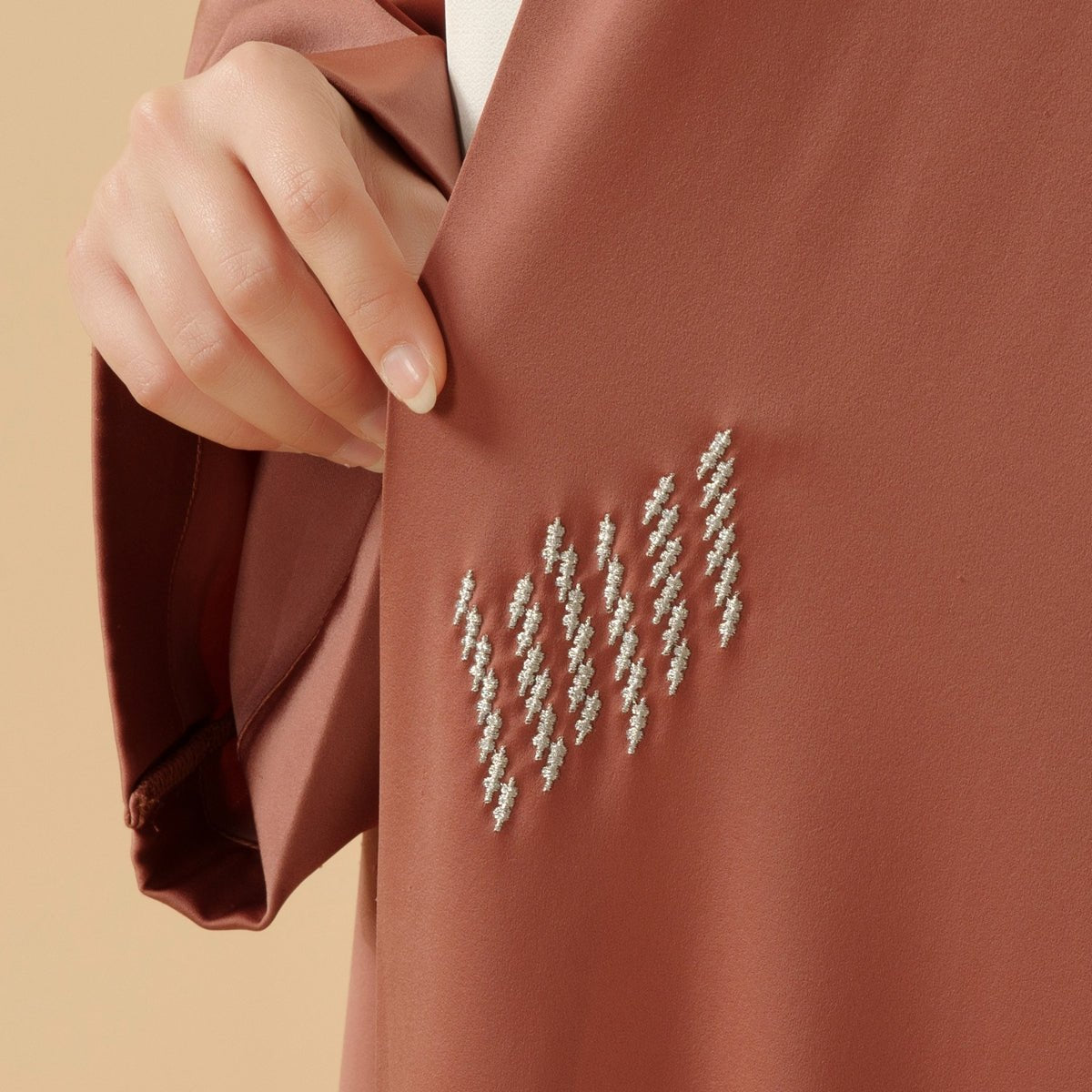 Abaya avec broderie 3D et perles géométriques. Abaya ouverte avec broderie 3D (MOA085)