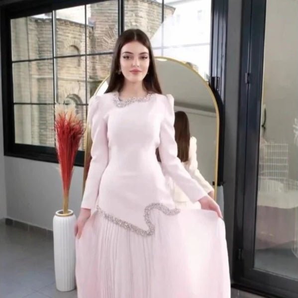 Robe Abaya Plissée Élégante avec Col et Taille Ornés de Diamants | Robe Maxi Musulmane Modeste avec Détail de Bride au Dos (MA294)