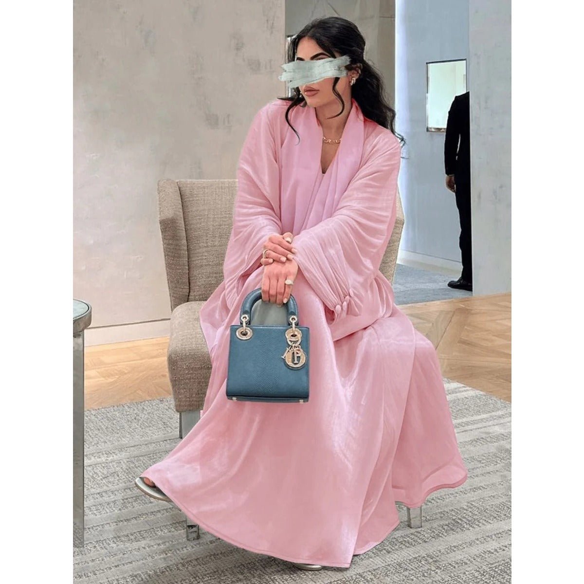 Abaya Ouverte en Satin Brillant | Abaya Brillante à Manches Volantes (MOA141)