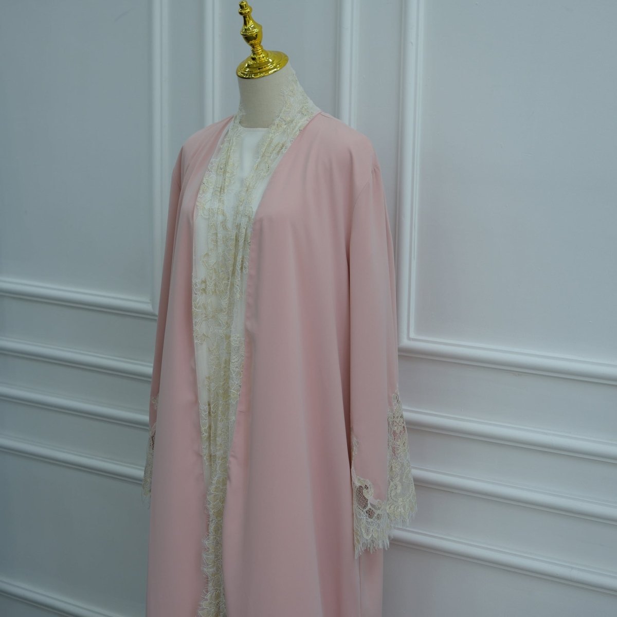 Abaya ouverte à manches évasées avec panneaux en dentelle et poches (MOA332)