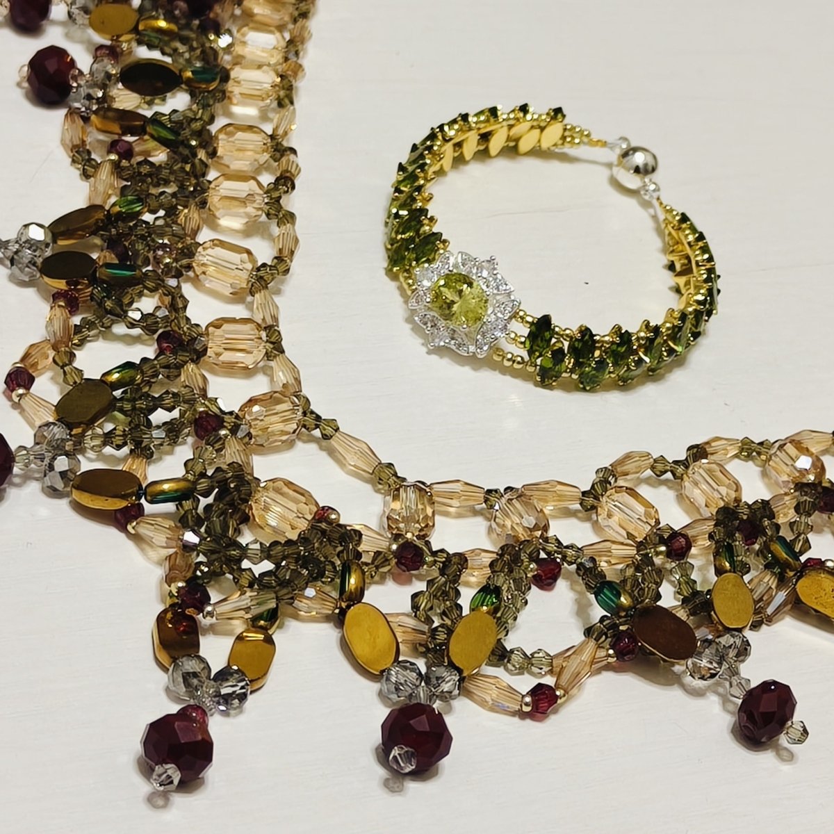 Collier de perles tissé à la main | Ras-de-cou en perles de verre et perles de coquillage | Collier en perles de rocaille au motif complexe (MAC343)
