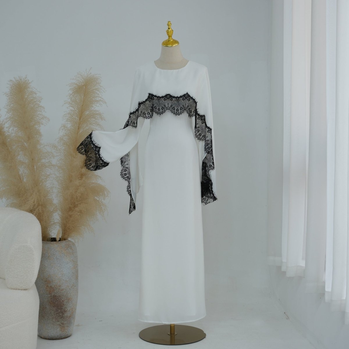 Robe Maxi en Satin avec Empiècement en Dentelle et Cape Fixe (MS438)