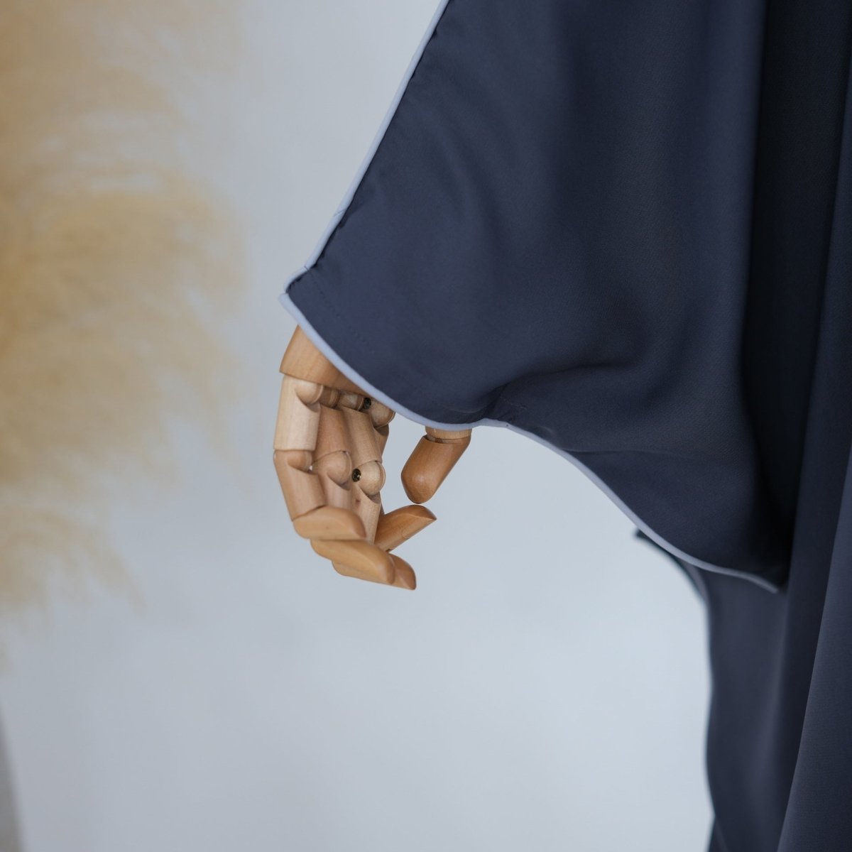 Abaya ouverte manches chauve-souris avec liseré contrastant (MOA325)