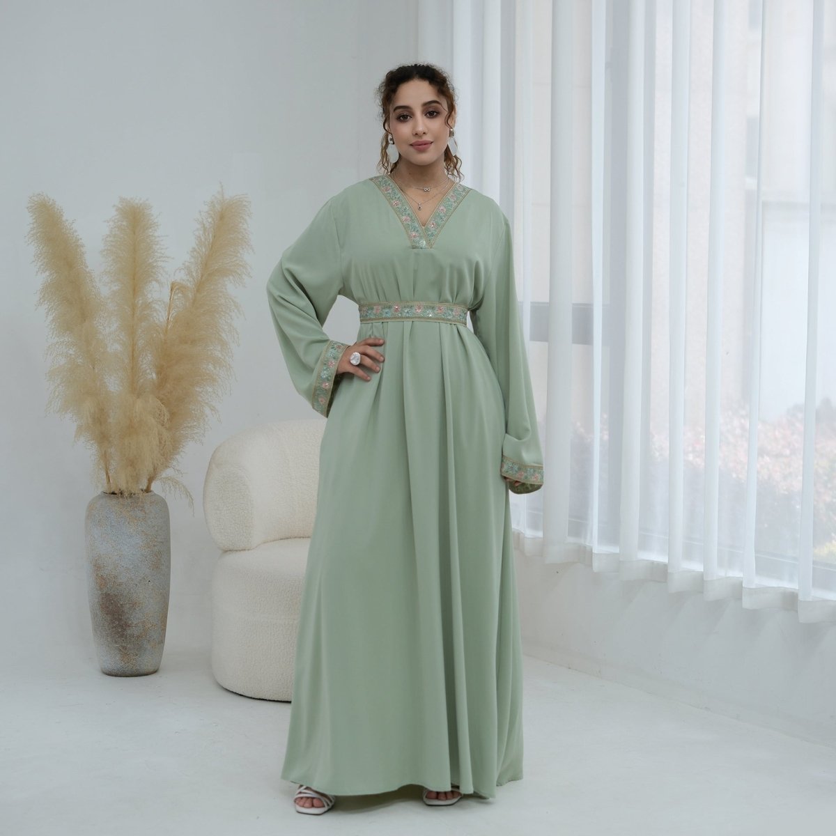 Robe Maxi Nida à Col en V Brodée Florale (MA448)